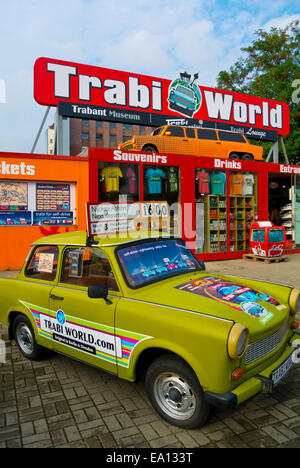 Trabi mondo, Trabant esterno del museo, Friedrichstadt, quartiere Mitte, il centro di Berlino, Germania Foto Stock