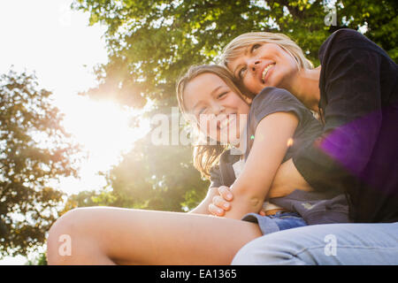 Madre e figlia avvolgente Foto Stock