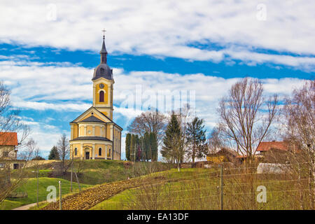 Chiesa cattolica sul villaggio idilliaco hill Foto Stock