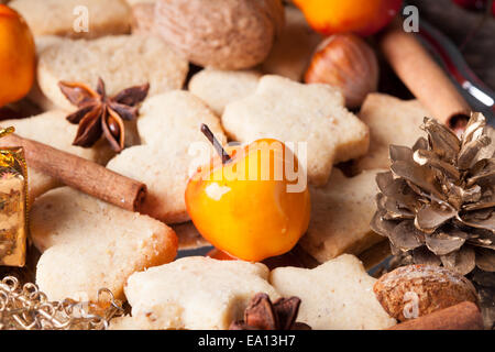Dolce di Natale decor - i cookie, apple e spezie sul vassoio Foto Stock