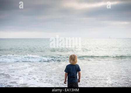 Vista posteriore del ragazzo guarda al mare, Dana Point, California, Stati Uniti d'America Foto Stock