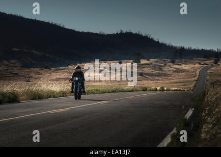 Metà maschio adulto motociclista a cavallo su autostrada Foto Stock