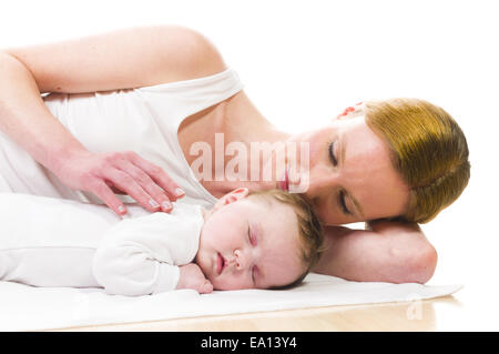 Neonato dormire con la madre Foto Stock