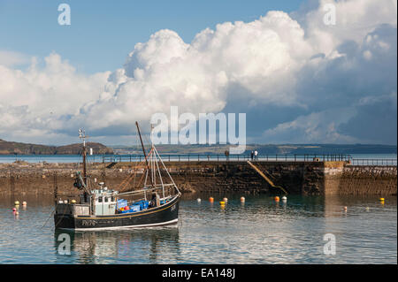 Una tempesta davanti su barche da pesca nel porto di Mevagissey, Cornwall. Foto Stock