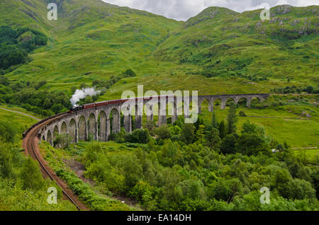 Il Giacobita treno a vapore attraversando il viadotto Glenfinnan Foto Stock