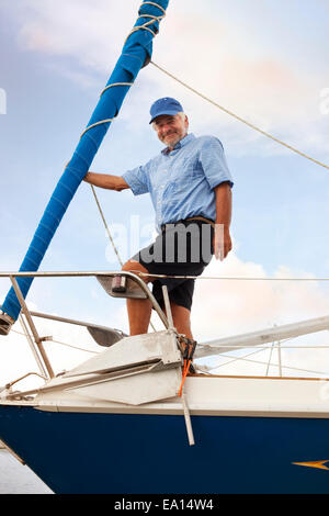 Ritratto di senior uomo sulla barca a vela Foto Stock