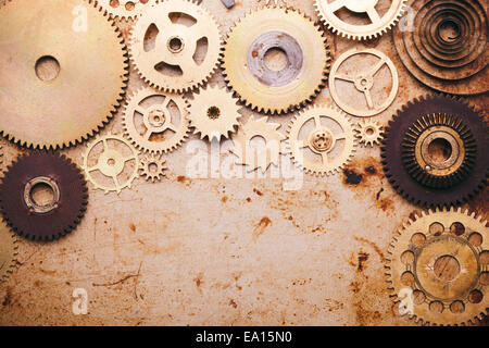 Steampunk sfondo di orologi meccanici ulteriori dettagli su un vecchio sfondo di metallo. Dentro l'orologio, ingranaggi Foto Stock