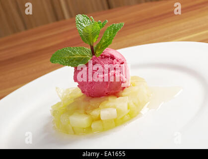 Charlotte alle pere con gelato Foto Stock