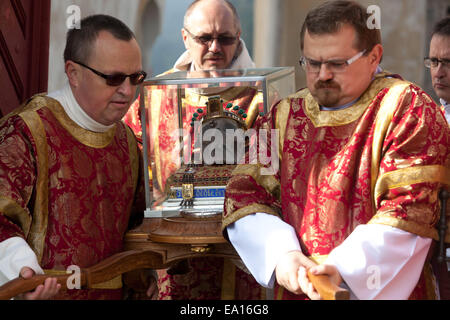 Cranio di san Venceslao nella scatola di vetro. Pellegrinaggio Nazionale di San Venceslao a Stará Boleslav Foto Stock