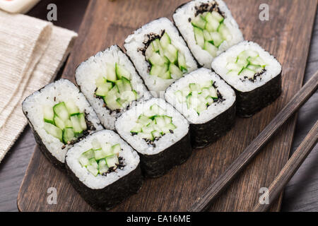 Rotoli di Sushi con il cetriolo e semi di sesamo Foto Stock