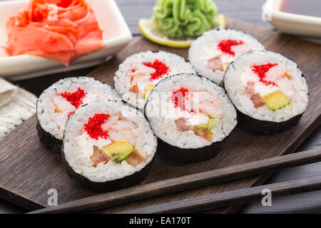 Rotoli di Sushi con tobiko e gamberetti Foto Stock