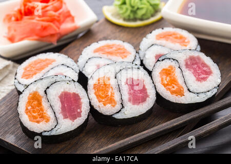 Yin Yang futomaki con tonno e salmone Foto Stock