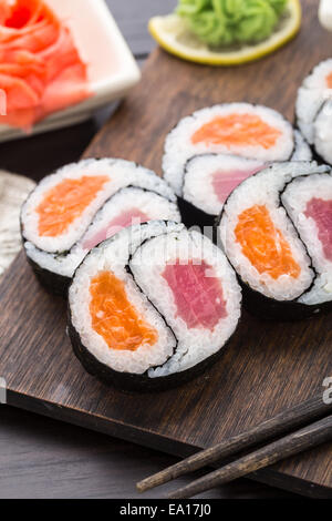 Yin Yang futomaki con tonno e salmone Foto Stock