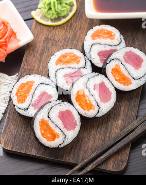 Yin Yang futomaki con tonno e salmone Foto Stock