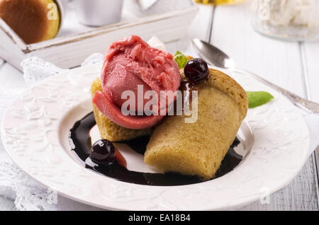 Deserto di baba au Rhum con ghiaccio Foto Stock