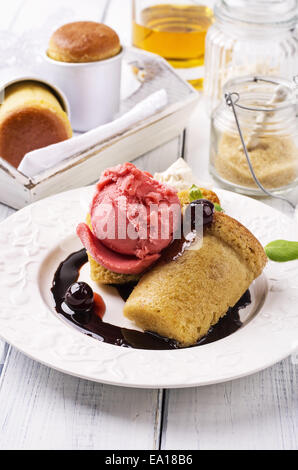 Rhum babà con gelato Foto Stock