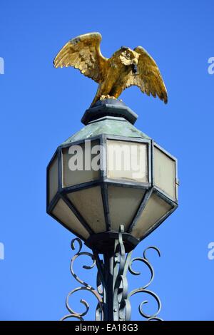 Statua di gufo con lampada Foto Stock