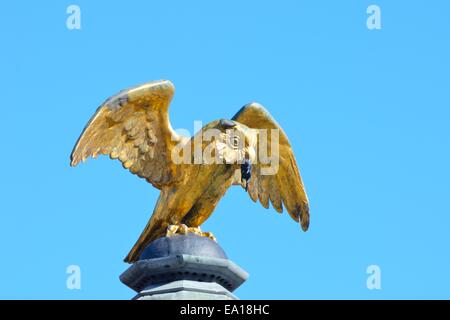 Il gufo statua con il mouse Foto Stock