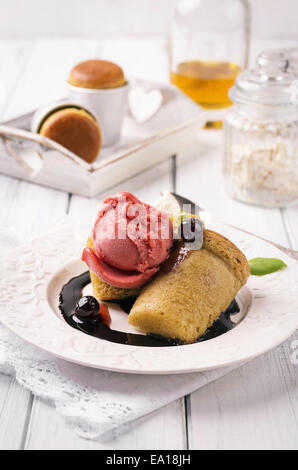 Baba au Rhum con gelato Foto Stock