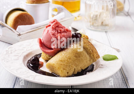 Baba au Rhum con gelato Foto Stock