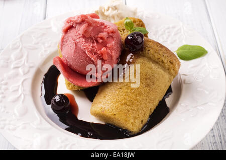 Baba au Rhum con gelato Foto Stock