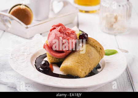 Rhum babà con gelato Foto Stock