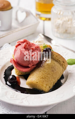 Rhum babà con gelato Foto Stock