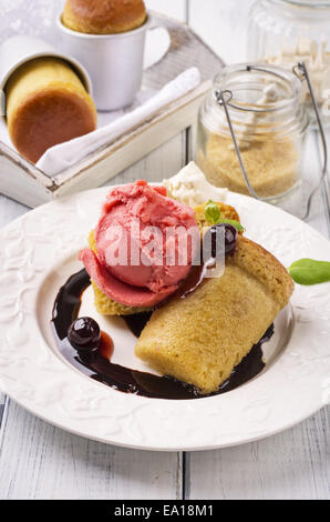 Baba au Rhum con eice Foto Stock