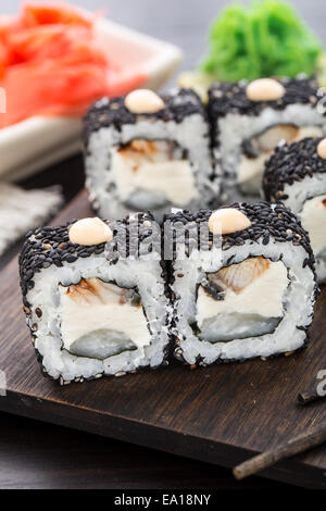 Rotoli di Sushi con anguille e creamcheese Foto Stock