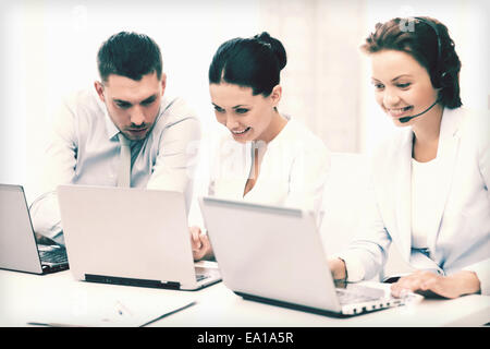 Gruppo di persone che lavorano con i notebook in ufficio Foto Stock