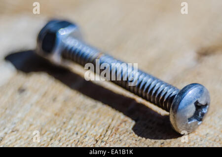 Avvitare il dado e il bullone closeup Foto Stock