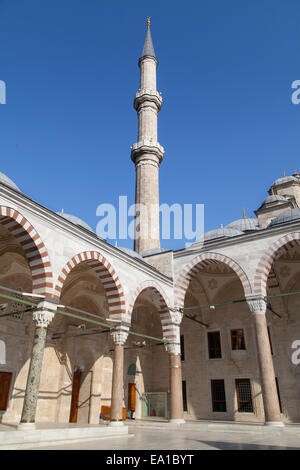 Minareto dal cortile della Moschea Fatih, Istanbul, Turchia. Foto Stock
