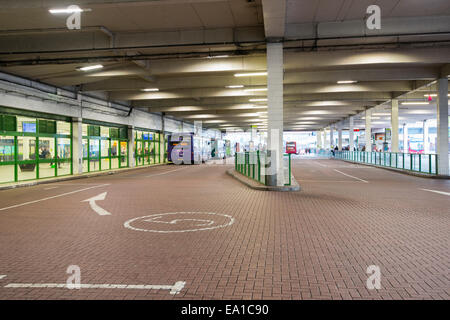 Interno della stazione degli autobus di Broadmarsh a Nottingham City prima che fosse demolita, Nottinghamshire Inghilterra UK Foto Stock