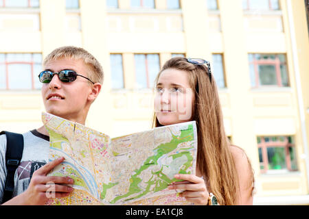 Paio di turisti con mappa Foto Stock