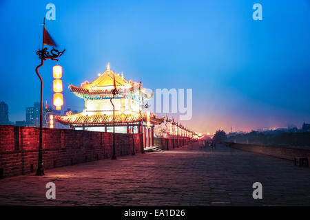 Xi'an antiche mura della città di notte Foto Stock