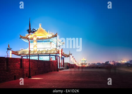 Xi'an antiche mura della città di notte Foto Stock