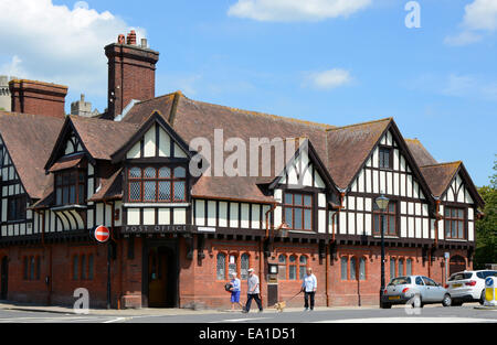 Il Post office in Arundel. West Sussex. In Inghilterra. In mattoni e a struttura mista in legno e muratura mock in stile tudor. Con la gente che camminava da. Foto Stock