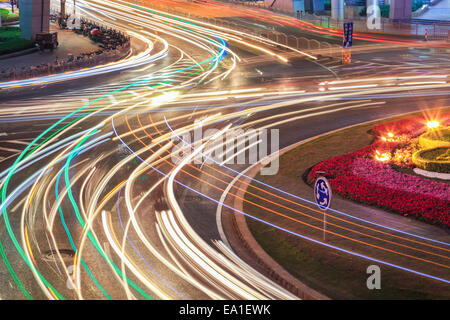 Auto sentieri di luce su strada Foto Stock