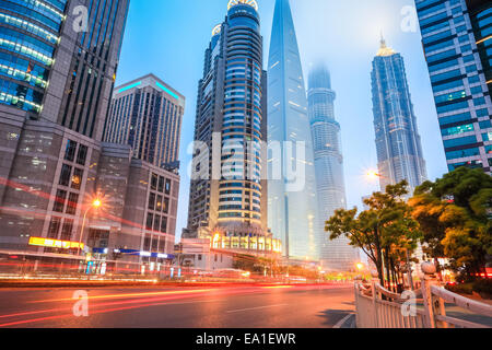 I percorsi della luce a Shanghai Foto Stock