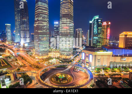 Nel centro cittadino di Shanghai di notte Foto Stock