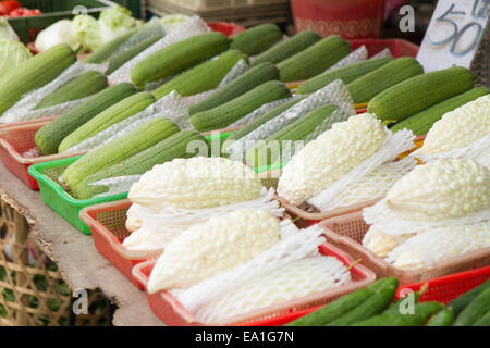 Balsam pera e asciugamano zucca al tradizionale mercato di Taipei, Taiwan Foto Stock