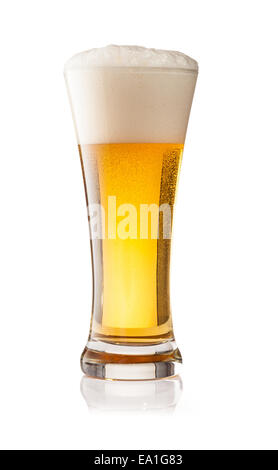 Studio foto del bicchiere di birra isolato su sfondo bianco Foto Stock
