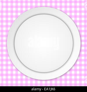 Piastra bianca sulla tovaglia rosa Foto Stock