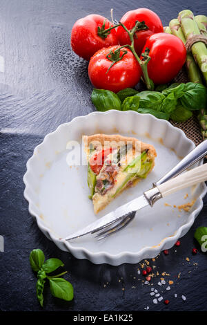 Verde crostata di asparagi con uova e pomodoro Foto Stock