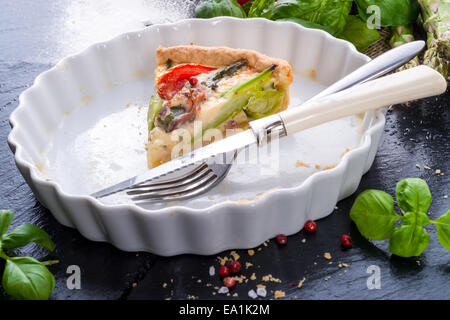 Verde crostata di asparagi con uova e pomodoro Foto Stock