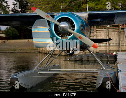 Cessna 195 su galleggianti ancorata al Skylark Motel dock, idrovolante Splash-In, lakeport, California, Lake County, California Foto Stock