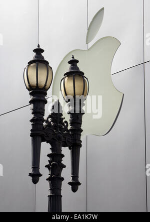 Street lanterne e logo Apple nella parte anteriore del negozio Apple Store di San Francisco, Market Street, California CA USA Foto Stock