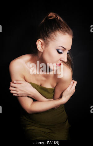 Bella giovane donna in verde abiti estivi close up Foto Stock