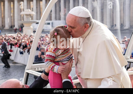 Città del Vaticano. 05 Nov, 2014. Papa Francesco, Udienza generale in Piazza San Pietro, 05 Nov 2014 Credit: Davvero Facile Star/Alamy Live News Foto Stock