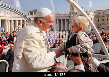 Città del Vaticano. 05 Nov, 2014. Papa Francesco, Udienza generale in Piazza San Pietro, 05 Nov 2014 Credit: Davvero Facile Star/Alamy Live News Foto Stock